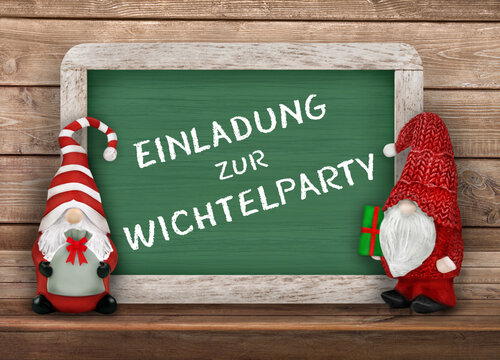 Einladung zur Wichtelparty mit Wichtel und Tafel  Hintergrund Holz