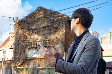 空き家　スマホ　男性