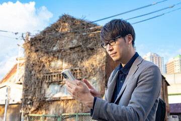 空き家　スマホ　男性