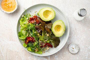Green salad with sun dried tomatoes and avocado