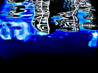 水面に映る都市の抽象反射