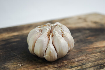 Known for its concentrated taste and health benefits, this single-clove garlic is a key component for creating rich culinary dishes.