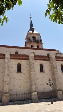 Vertical recording of Alcal&aacute; de Henares Cathedral's profile