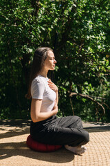 Obraz premium Woman practicing deep breathing and meditation outdoors for mental wellness