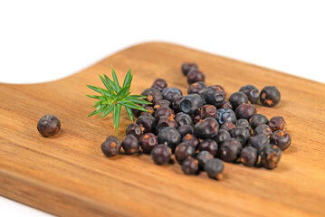Wacholderbeeren auf einem Küchenbrett