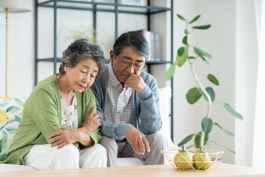 リビングで悩むシニアの夫婦