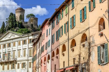 brisighella, italien - via del borgo mit rathaus, laubengängen und rocco manfrediana