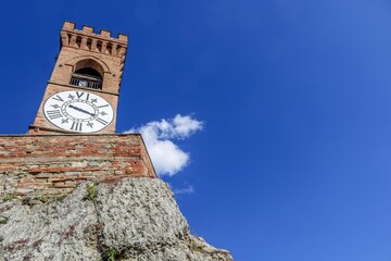 brisighella, italien - torre dell orologio mit textfreiraum