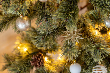 キラキラ輝くゴールドのクリスマスオーナメント