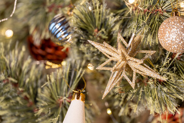 キラキラ輝くゴールドのクリスマスオーナメント