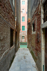 Fototapeta premium Venetian Alleyway Leading to Canal