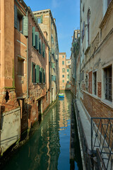 Obraz premium Scenic Venetian Canal with Historic Buildings.