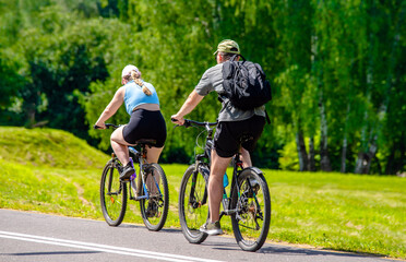 Obraz premium Cyclists ride on the bike path in the city Park 