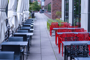 Terrasse mit Stühlen  am Brooktorhafen