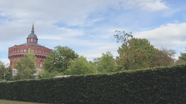 Blick auf den historischen Wasserturm am Ravensberg in Kiel