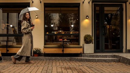 Obraz premium Stylish girl walking in the rain
