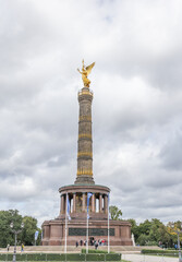 Die Siegessäule steht mitten im Tiergarten am „Großen Stern“ in Berlin, Deutschland