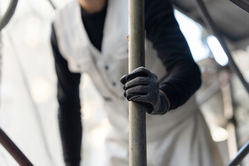 建築現場で働く男性