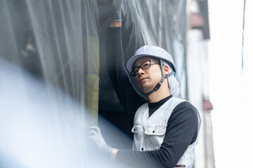 建築現場で働く男性