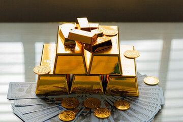 Smart investors use gold price swings to their advantage in the market.
