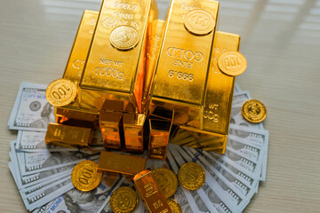 Smart investors use gold price swings to their advantage in the market.