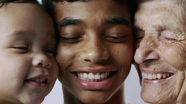 Personas riendo con los ojos cerrados