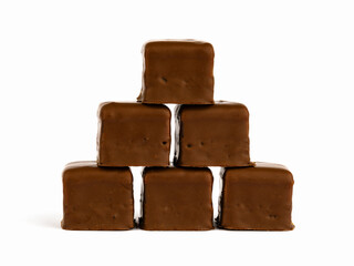 Sechs Dominosteine aus dunkler Schokolade gestapelt und vor weißem Hintergrund freigestellt