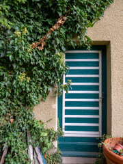 Dorfleben, Wohnen romantisch auf dem Lande, Tür vom Garten ins Haus
