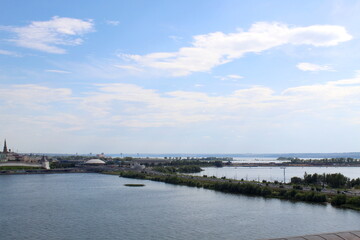 Obraz premium The city is visible from afar on the river bank. 