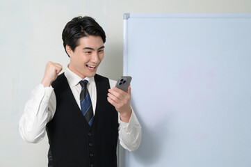 スマホを見て喜ぶ日本人男性