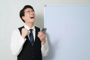 スマホを見て喜ぶ日本人男性