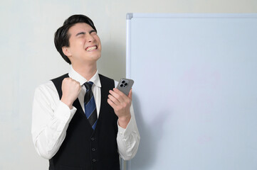 スマホを見て喜ぶ日本人男性