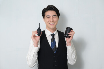 カメラのメンテナンスをする日本人男性