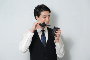 カメラのメンテナンスをする日本人男性