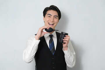 カメラのメンテナンスをする日本人男性