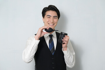 カメラのメンテナンスをする日本人男性