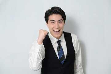 ガッツポーズをする日本人男性