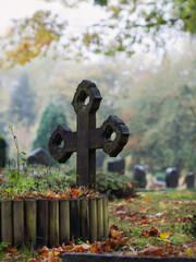 Bei Regen und Dunst im Oktober am Grab, schönes altes Holzkreuz ohne Namen