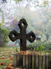 Bei Regen und Dunst im Oktober am Grab, schönes altes Holzkreuz ohne Namen