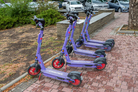 Rostov-sur-le-Don, Russie - 19 septembre 2025: Trottinettes du r&eacute;seau MTS Urent dans une rue de Rostov. MTS Urent est une application russe de trottinettes &eacute;lectriques et de v&eacute;los en libre service