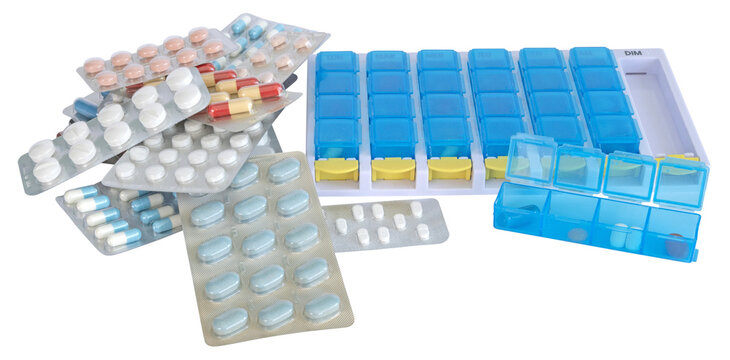 Diff&eacute;rentes plaquettes de m&eacute;dicaments et pilulier