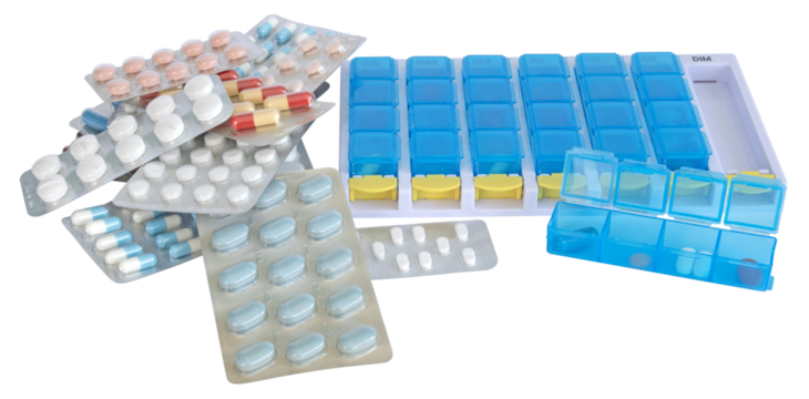 Différentes plaquettes de médicaments et pilulier