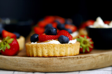 tartlets with cream cheese and berries