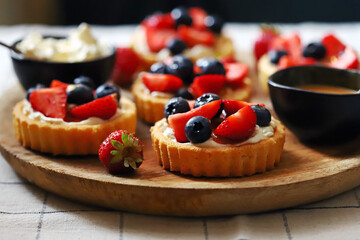 tartlets with cream cheese and berries