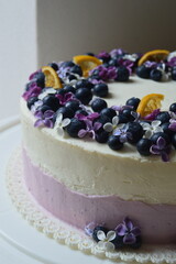cake with lilac flowers and blueberries
