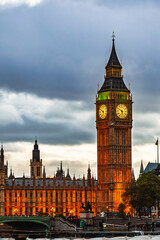 Obraz premium Illuminated Elizabeth Tower at sunset over the Palace of Westminster in London