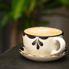 Tú soltaste una risita, negando suavemente con la cabeza: