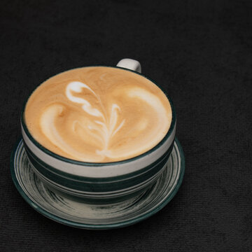 T&uacute; soltaste una risita, negando suavemente con la cabeza: