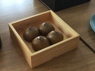 일본 전통 화과자 흑당만주가 있는 티타임