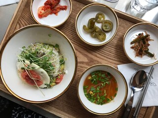 비빔바과 여러가지 반찬으로 이루어진 가정식 쟁반
